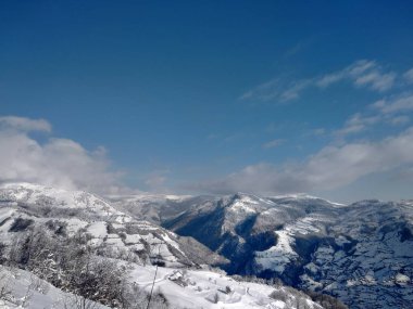 Paisaje de invierno con montaas y nieve en Rumania, pueblo de Parva, Transilvania