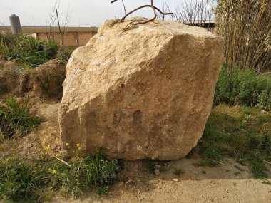 İlk plano de piedra grande en Rociana del Condado provincia de Huelva  