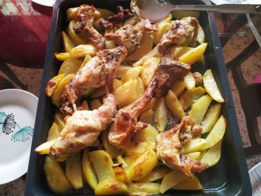  Carne de pollo con patatas al horno. En Isla Cristina,Huelva,Endülüs