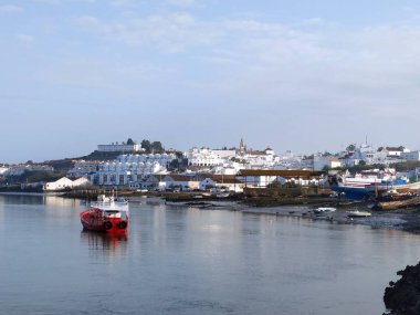 El mar en Ayamonte con los edificios de la ciudad en la parte posterio , provincia de , Huelva, Andaluca, Espana, Europa.
