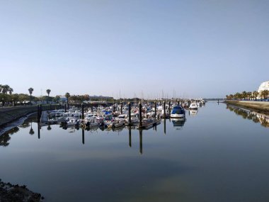 Los barcos de motor amarraron en el puerto deportivo Puerto Ayamonte con los edificios de la ciudad en la parte posterior,   Ayamonte, provincia de , Huelva,  Andaluca, 