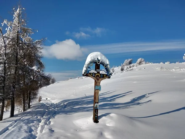 Paisaje Invierno Pico Montaa Pueblo Parva Rumana Transilvania Crucifijo Ortodoxo — Fotografia de Stock