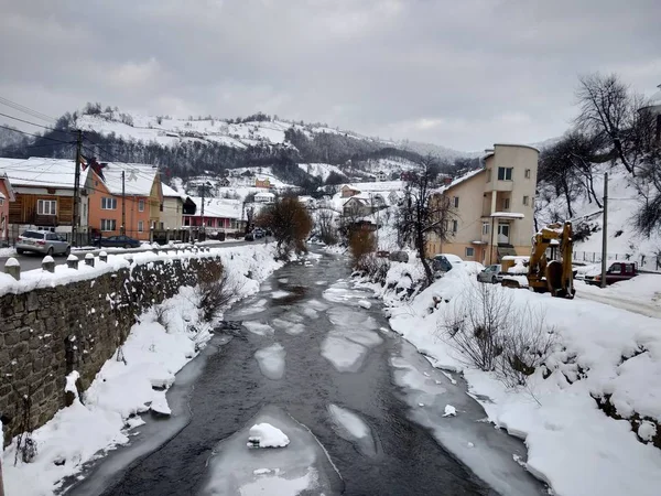 Rivière Gelée Avec Neige Glace Hiver Roumanie Transylvanie Village Parva — Photo