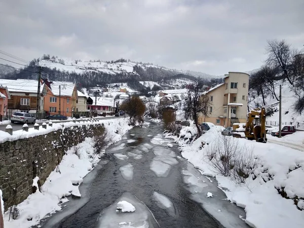 Fryst Flod Med Snö Och Vintersäsongen Rumänien Transsylvanien Byn Parva — Stockfoto