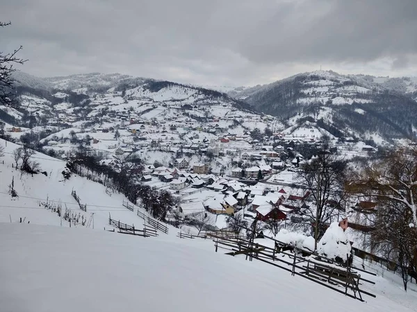 Transylvanie Roumanie Saison Hivernale Avec Des Maisons Montagne Des Arbres — Photo