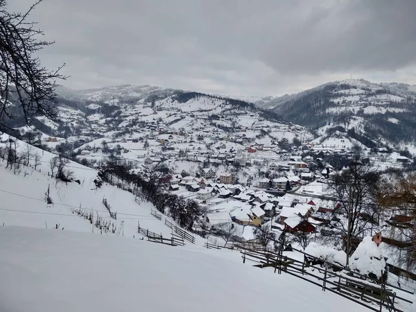 Transilvania Rumania Temporada Invierno Con Casas Montaña Árboles Pueblo Parva — Foto de Stock