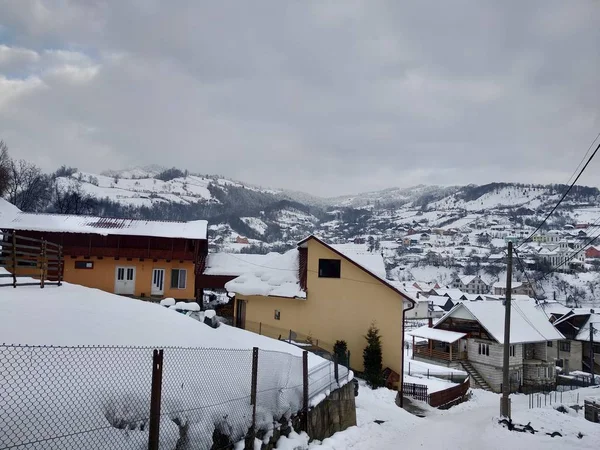 Transylvanie Roumanie Saison Hivernale Avec Des Maisons Montagne Des Arbres — Photo