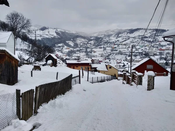 Transylvanie Roumanie Saison Hivernale Avec Des Maisons Montagne Des Arbres — Photo