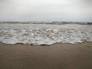 Plaj, kum, deniz köpük, Huelva İspanya Isla Cristina eyaletinde. Atlantik Okyanusu