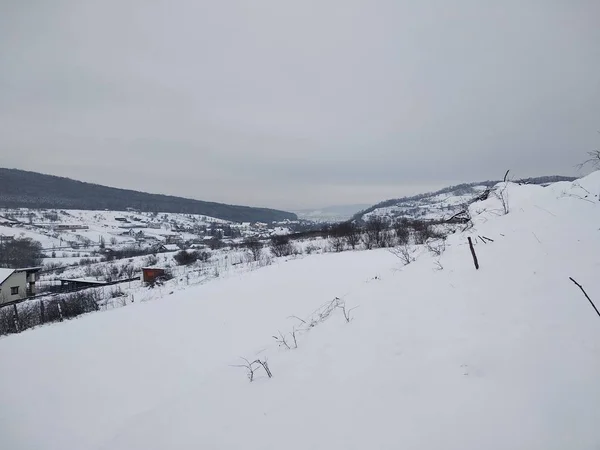 Paisaje Invernal Con Montañas Árboles Casas Pueblo Nieve Rural Rumania — Foto de Stock