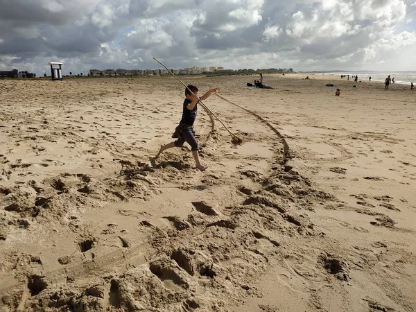 Barn Som Leker Sandstranden Isla Cristina Provinsen Huelva Spanien — Stockfoto