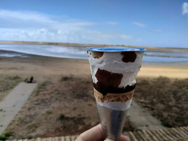 Крупный План Ванильного Мороженого Карамели Морским Фоном Испании — стоковое фото