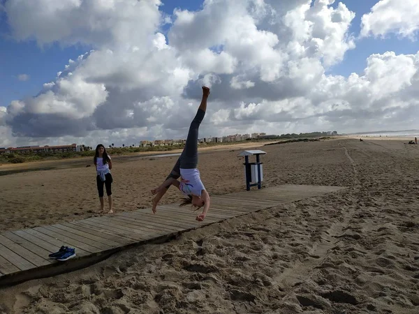 Kinder Spielen Sandstrand Der Isla Cristina Provinz Huelva Spanien — Stockfoto