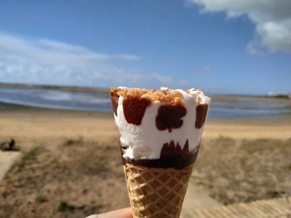 Крупный План Ванильного Мороженого Карамели Морским Фоном Испании Стоковая Картинка