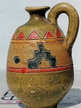 Çizimleri olan eski kahverengi çömlek.