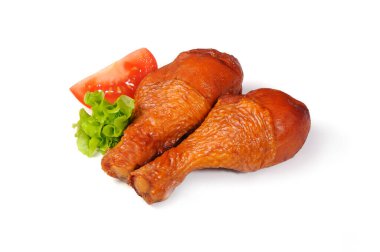 Beyaz arka planda domatesli füme tavuk budu.