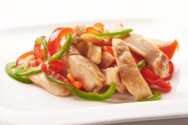 Beyaz arka planda tütsülenmiş tavuk ve sebze