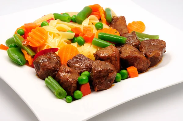 Beyaz arkaplanda izole edilmiş makarna ile güveç