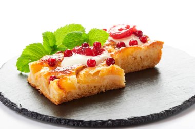 Kremalı, reçelli ve orman meyveli elmalı pasta.