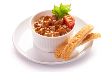 Chanterelle Mantarı Julienne. Beyaz arka planda otlar var.