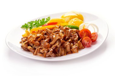 Kaynamış patatesli kremalı Chanterelle mantarı.