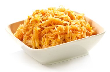 Beyaz arka planda izole edilmiş beyaz bir tabakta lahana turşusu.