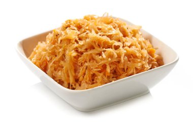 Beyaz arka planda izole edilmiş beyaz bir tabakta lahana turşusu.