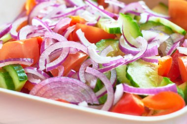 Soğan ve domates soslu taze sebze salatası.