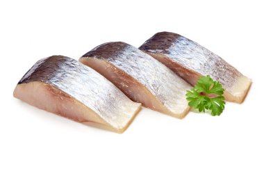 Beyaz arka planda izole edilmiş otlu uskumru