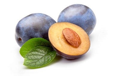 İzole erikler. Beyaz arka planda yaprak ile bir buçuk mavi erik meyvesi