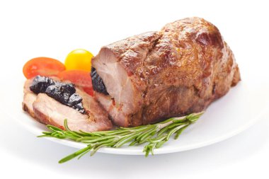 Beyaz arka planda izole edilmiş kuru erikli domuz rostosu.