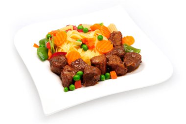 Gulaş, sığır güveci ve beyaz arka planda makarna.