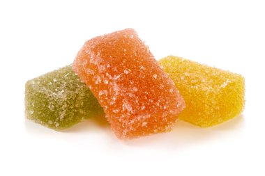 Farklı renklerde marmelatlar, beyaz arkaplanda izole edilmiş.