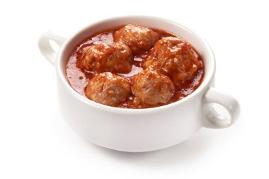 Beyaz arka planda izole edilmiş domates soslu köfteler.