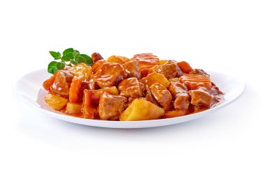 Gulaş, patatesli sığır güveci, beyaz arka planda izole edilmiş.