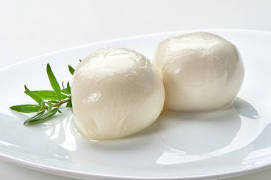 Tabakta Mozzarella peyniri, yakın plan..