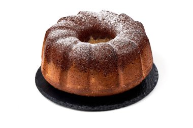 Taş tabakta çikolatalı ve vanilyalı kek, beyaz arka planda izole..