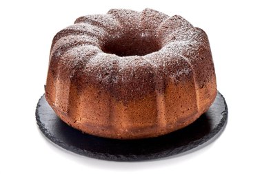 Taş tabakta çikolatalı ve vanilyalı kek, beyaz arka planda izole..