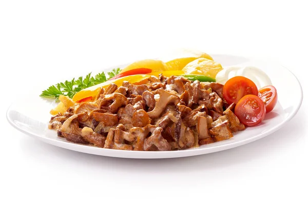 Kaynamış patatesli kremalı Chanterelle mantarı.