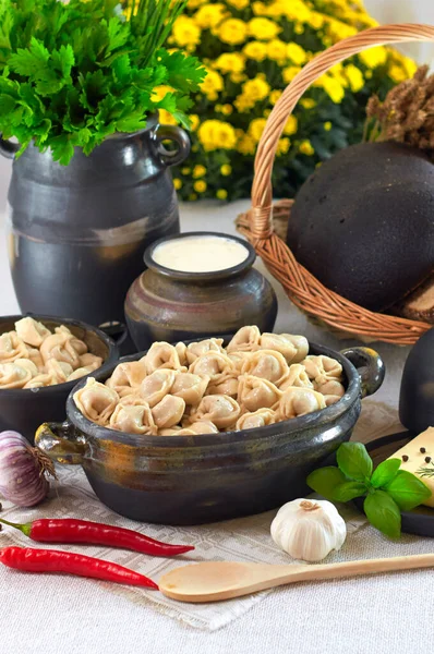 Rus mutfağı. Bitkilerle servis edilen sıcak et köfteleri.