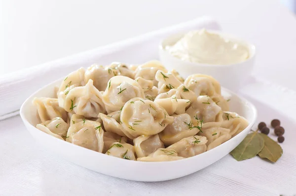 Rus mutfağı. Bitkilerle servis edilen sıcak et köfteleri.