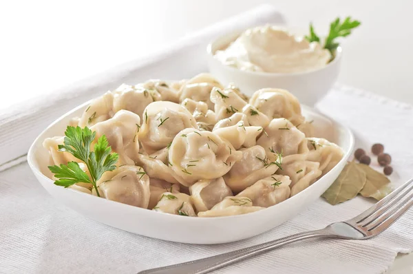 Rus mutfağı. Bitkilerle servis edilen sıcak et köfteleri.