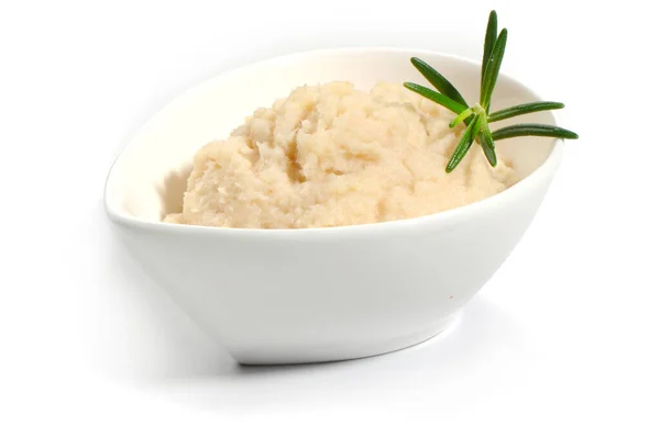 Beyaz arka planda izole edilmiş küçük cam kasede yabanturpu sosu.