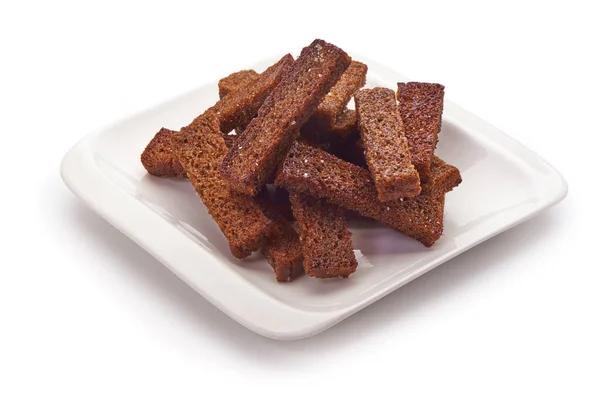 Beyaz arka planda izole edilmiş kahverengi ekmek krakerleri.