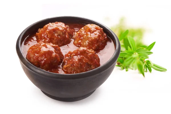 Beyaz arka planda izole edilmiş domates soslu köfteler.