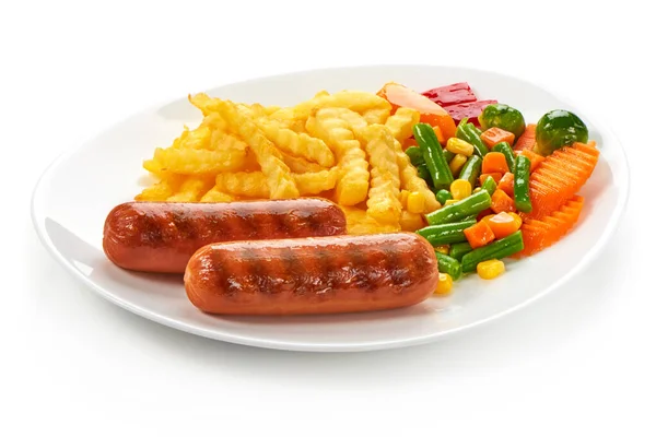 Kızarmış sosis, patates kızartması ve sebze, beyaz arka planda izole edilmiş.