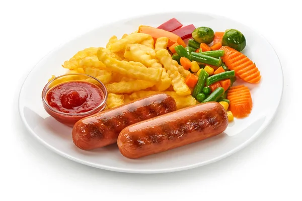 Kızarmış sosis, patates kızartması ve sebze, beyaz arka planda izole edilmiş.