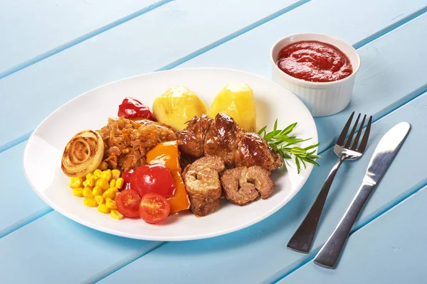 Fleischspieß Mit Kartoffeln Und Zwiebeln — Stockfoto