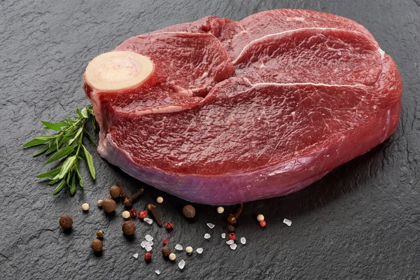 Frisches Rohes Rindfleisch Mit Knochen Für Steak Auf Steinteller — Stockfoto