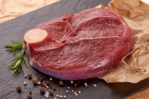 Frisches Rohes Rindfleisch Mit Knochen Für Steak Auf Steinteller — Stockfoto